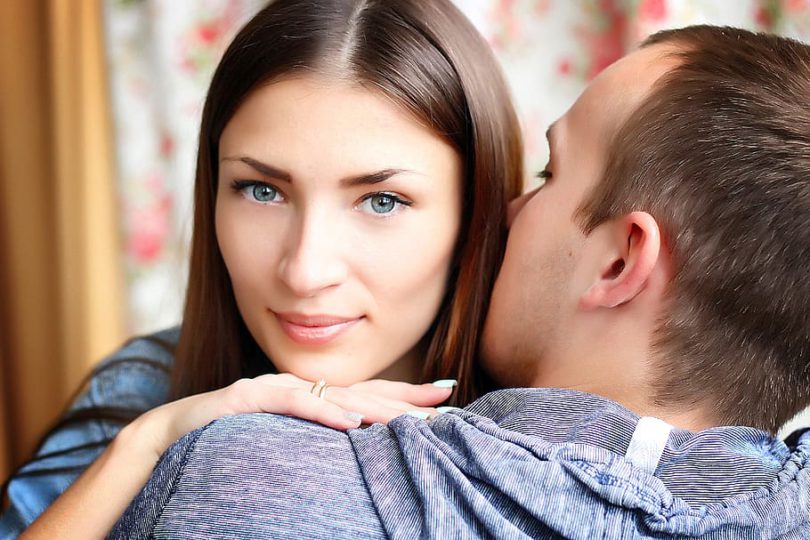 kissing-on-the-first-date-pros-and-cons-woman-mgzn