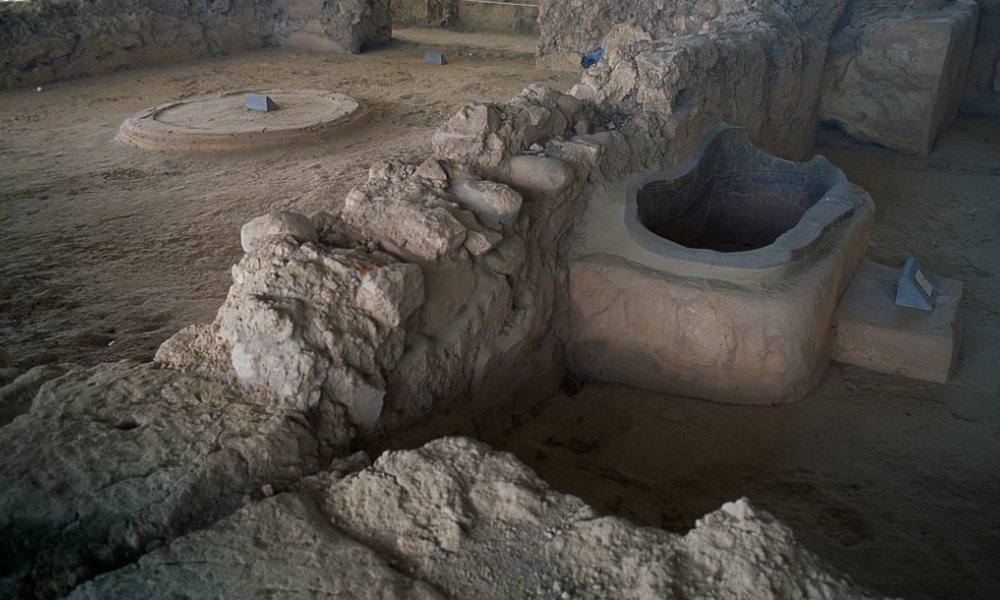 https://maternityweek.com/wp-content/uploads/2020/01/10..Queens-Megaron-Palace-of-Nestor-Pylos-Messinia.jpg